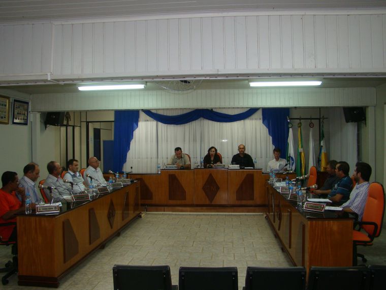 Após duas Sessões Extraordinárias realizadas nesta terça-feira 26,vereadores aprovam Projeto de Lei 009/2013.
