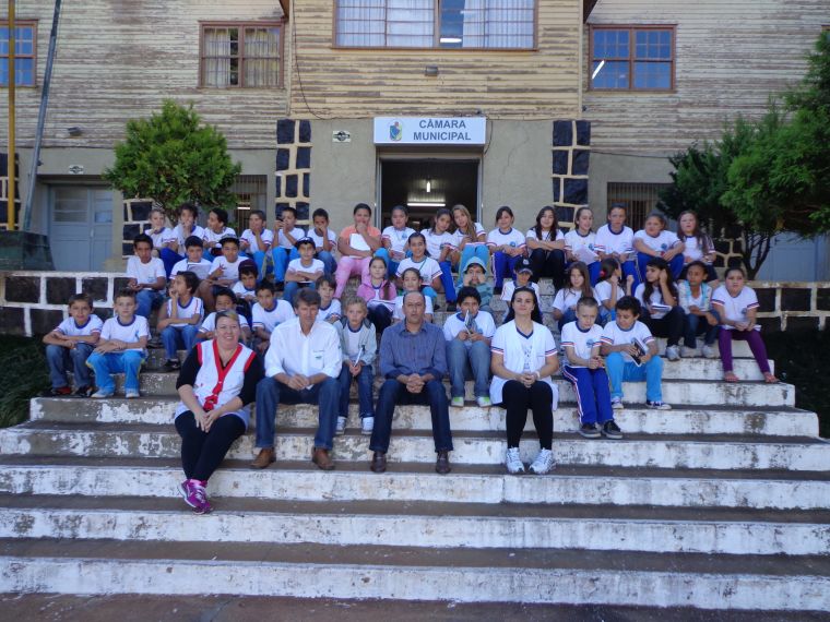Alunos da Escola Leocádio José Correia visitam a Câmara Municipal de Laranjeiras do Sul.