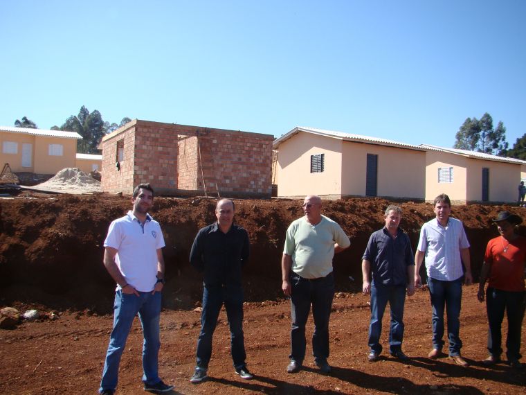 Vereadores aprovam em 1ª votação Projeto 25/2013 que Autoriza o Poder Executivo Municipal a firmar convênios e conceder isenções fiscais relativas à construção de unidade habitacional vinculadas a Programa Habitacionais de Interesse Social. 
