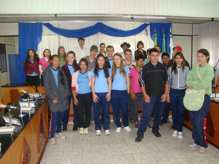 Alunos da Escola Municipal Joany Guilherme de Lima visitam a Câmara Municipal de Laranjeiras do Sul.