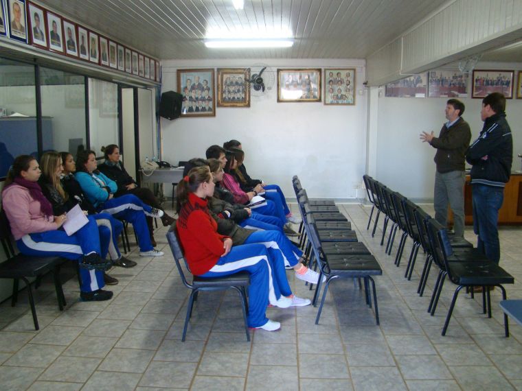 Alunos do Colégio Estadual Floriano Peixoto visitam a Câmara Municipal de Laranjeiras do Sul.