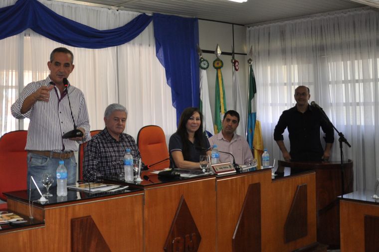 Vereadores Junior Gurtat e Ivone Portela recebem informações do Dep.Nereu Moura sobre a implantação do Projeto da Delegacia Cidadã.