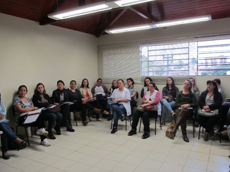 Secretaria de Educação reúne diretores e apresenta Projeto de Lei Municipal nº 043/2011de autoria dos vereadores Ivone Portela e Junior Gurtat,a qual dispõe sobre a coleta,transporte e destinação final de óleos utilizados na fritura de alimentos no Município de Laranjeiras do Sul