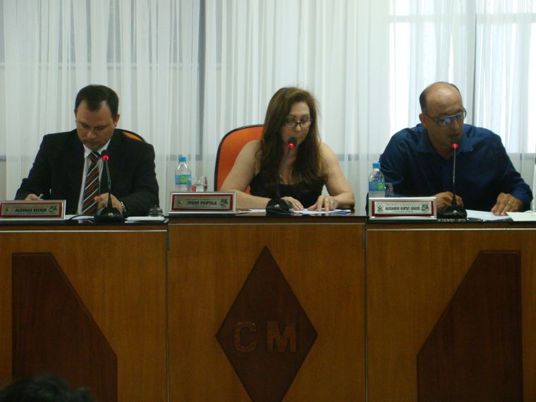A mesa diretora vem desempenhando um excelente trabalho frente ao Poder Legislativo,e vem fazer um breve relato dos trabalhos legislativos, através desta mensagem vem agradecer também a todos o vereadores,funcionários e população laranjeirense pela colaboração e desempenho,desta forma juntos podendo realizar um trabalho de exelência frente a este Poder,colhendo bons frutos e transformando Laranjeiras do Sul cada vez mais,um bom lugar pra se viver.