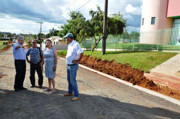 Vereador Magrão vistoria a conclusão do calçamento nas Ruas Pedro Schultz e Cedro