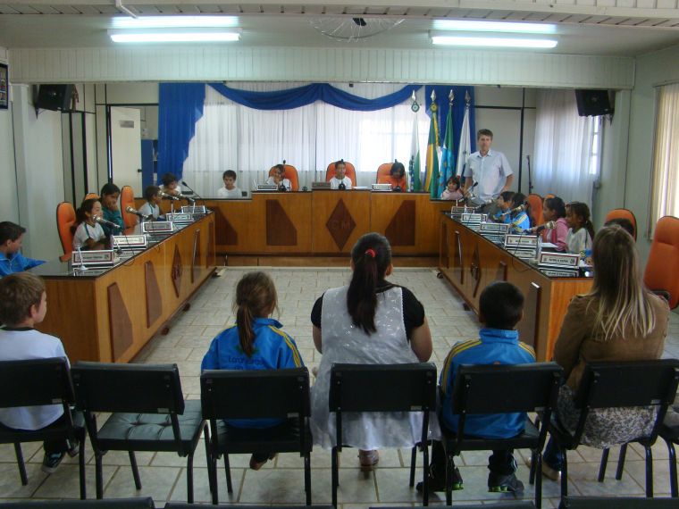 Alunos da Escola do Água Verde visitam a Câmara de Vereadores