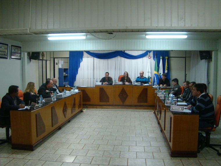 Durante sessões extraordinárias vereadores aprovam seis projetos