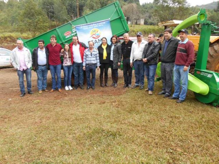 Vereadores acompanham entrega de equipamentos agrícolas à comunidade da Colonia União