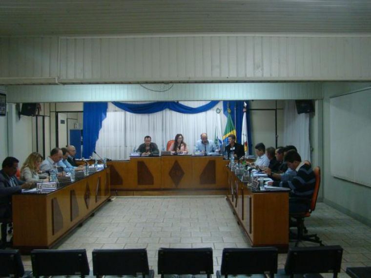 Projeto de redução do salário da prefeita, vice e secretários é inconstitucional e proposta é arquivada. Medida poderá ser feita através de Decreto 