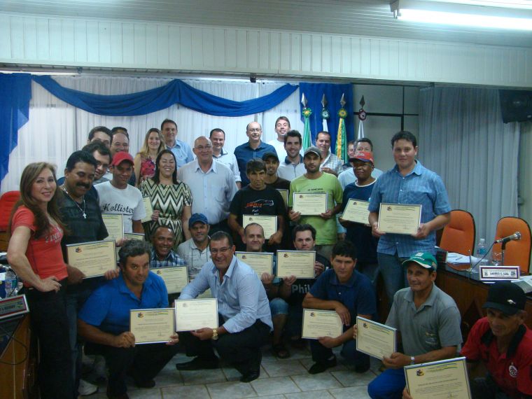 Câmara homenageia funcionários públicos municipais responsáveis pela coleta do lixo