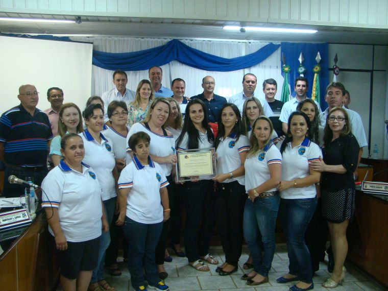 Câmara presta homenagem aos professores, alunos e funcionários da Escola Leocádio José Correia