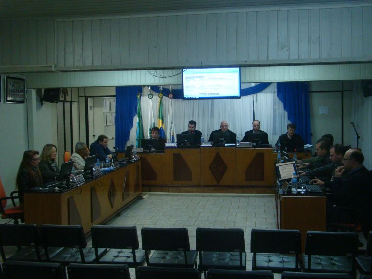 Câmara realizou sessão extraordinária na noite de segunda feira 06