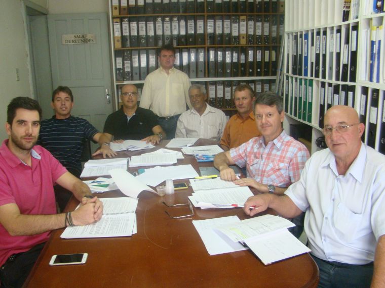 Vereadores realizam mais uma reunião de trabalho para reformular Lei Orgânica e Regimento Interno.