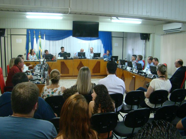 CÂMARA MUNICIPAL DE LARANJEIRAS DO SUL REALIZA ENTREGA DE HONRARIAS 