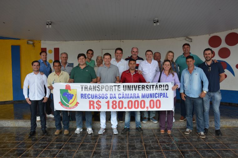 Executivo e Legislativo entregam seis ônibus aos universitários da UAD