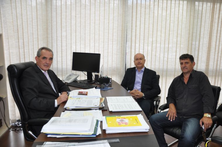 Vereadores visitam Deputado Nereu Mora na capital do estado.