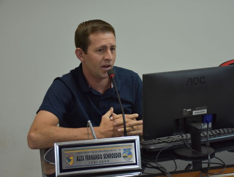 Alex Schroeder solicita melhorias para ruas e creche do loteamento Palmeiras