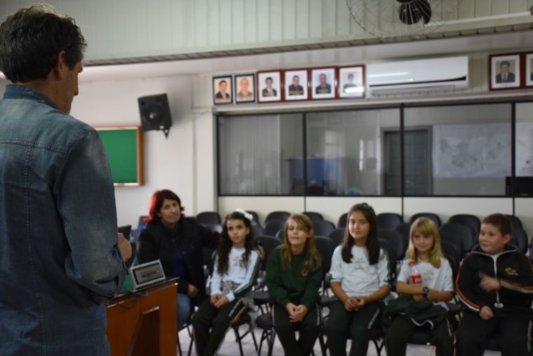 Câmara de Laranjeiras recebe visita da Escola Anjo da Guarda