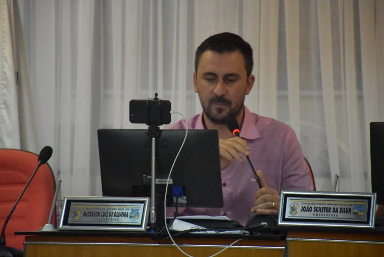 Prof. Anderson solicita super postes de iluminação para Praça Silvano Zenari