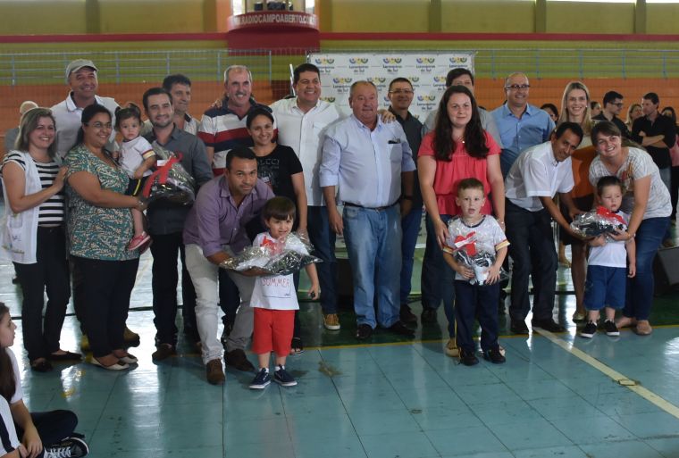 Vereadores prestigiam entrega de uniformes escolares