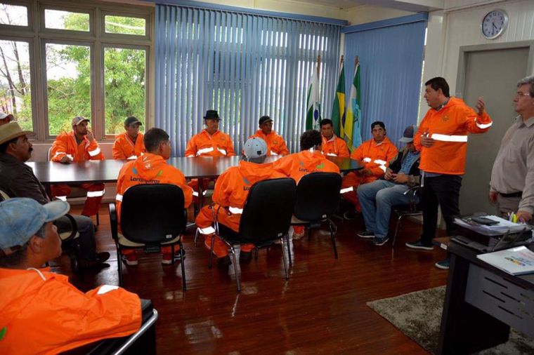 Prefeitura Municipal atende vereadores e entrega uniformes a agentes de coleta