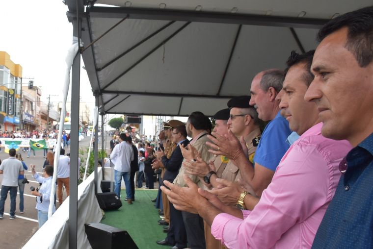 Vereadores prestigiam desfile em comemoração aos 71 anos de Laranjeiras