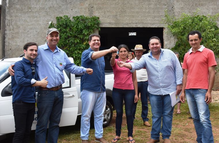 Vereadores prestigiam entrega de veículo e equipamentos de panificação
