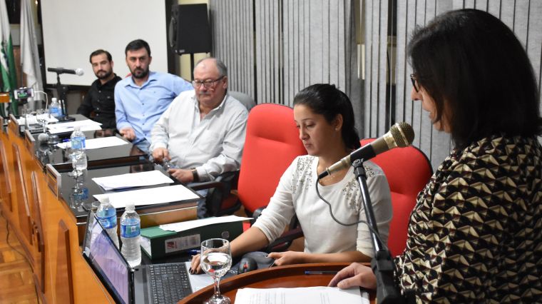 Câmara de Laranjeiras recebe Secretária de Educação