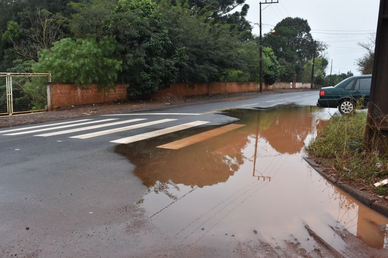 Vereadores fiscalizam novo asfalto do Cristo Rei