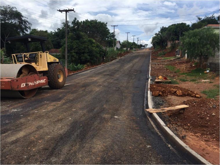 Júnior Gurtat e Anderson de Oliveira vistoriam obras de pavimentação no Água Verde