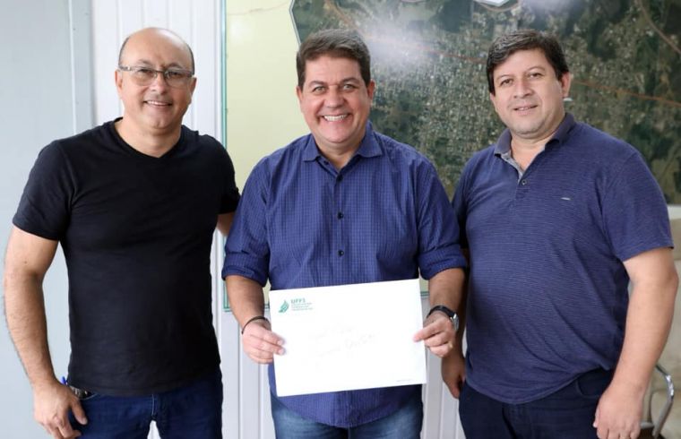 Membros da Mesa Diretora mediam solicitação de quadra poliesportiva para a UFFS