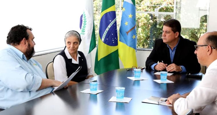 Vereador Júnior Gurtat media isenção de tributos a Escola Santana