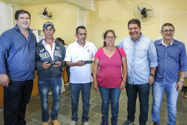 Vereadores prestigiam entrega de 40 óculos por meio Programa Olho Vivo