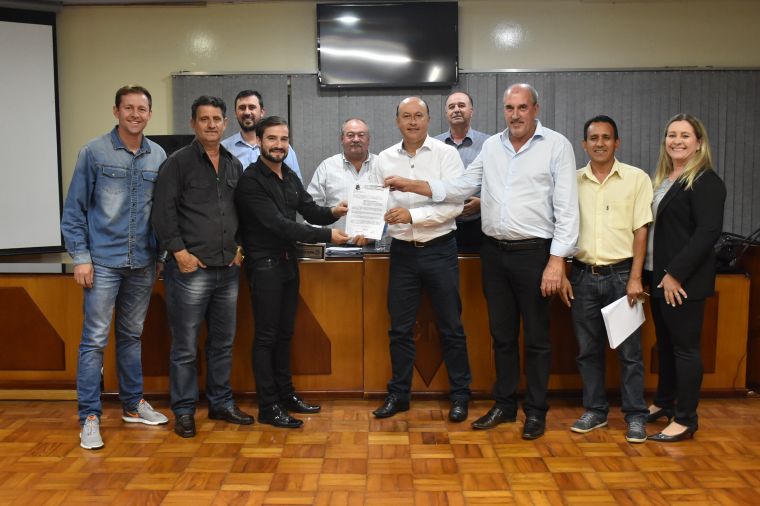 Vereadores aprovam lei que regulamenta a distribuição de panfletos em veículos