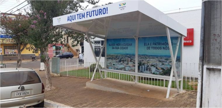 Vereador Valdivino de Oliveira vistoria construção de novos abrigos de ponto de ônibus 