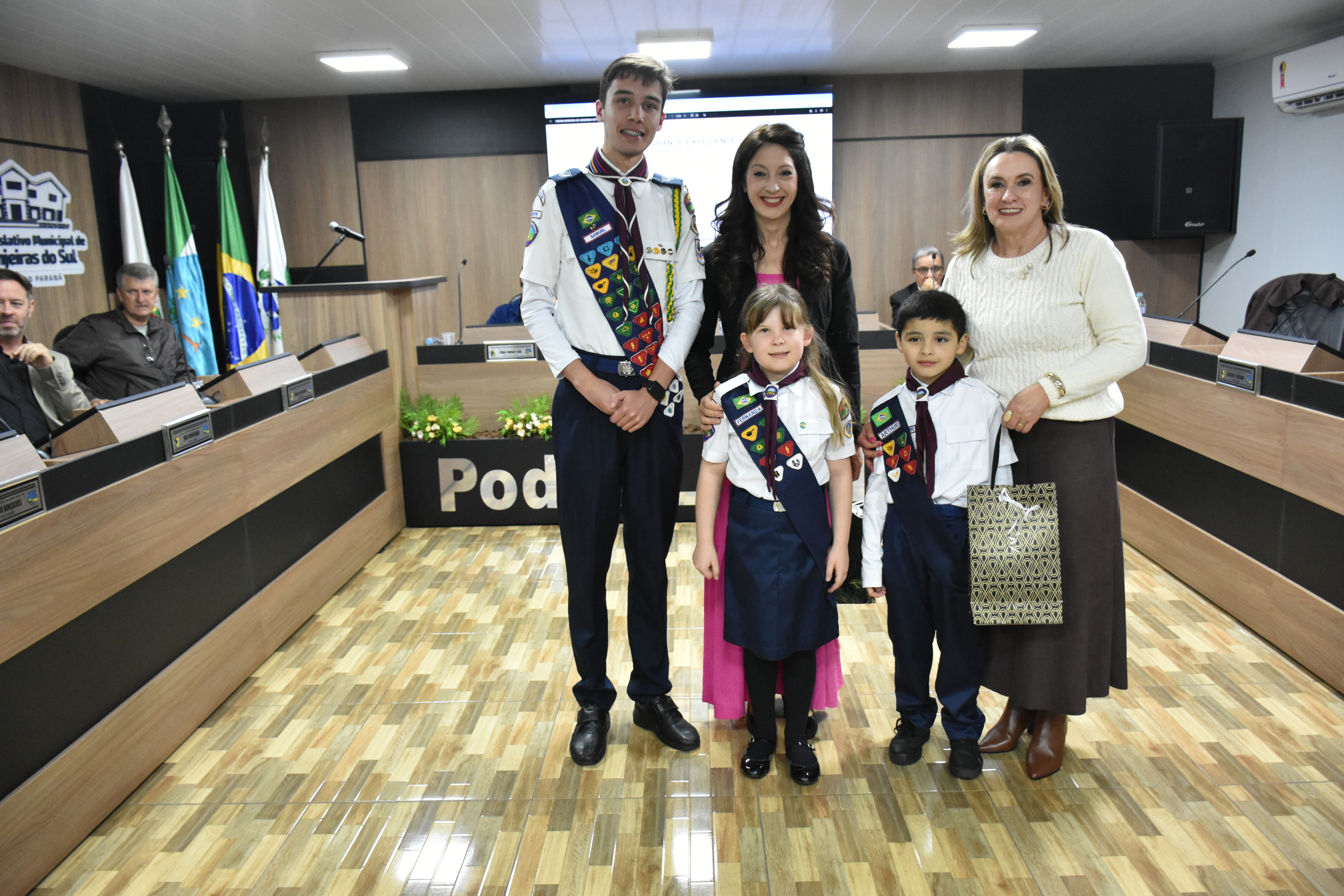 Clube de Aventureiros e Desbravadores homenageia vereadoras na Câmara de Laranjeiras do Sul