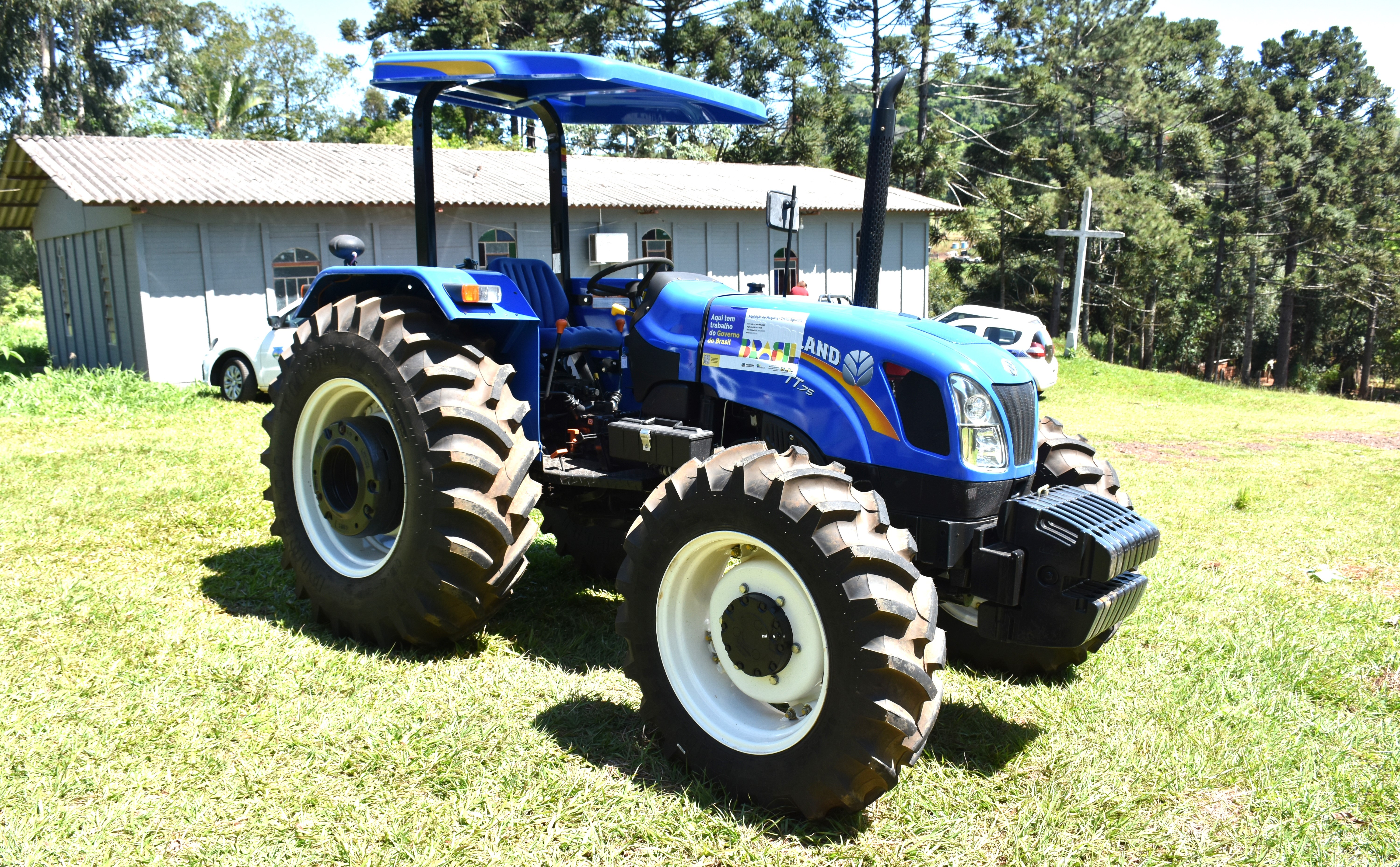 Parceria entre Câmara e Prefeitura garante entrega de trator agrícola para a Associação do Faxinal Grande